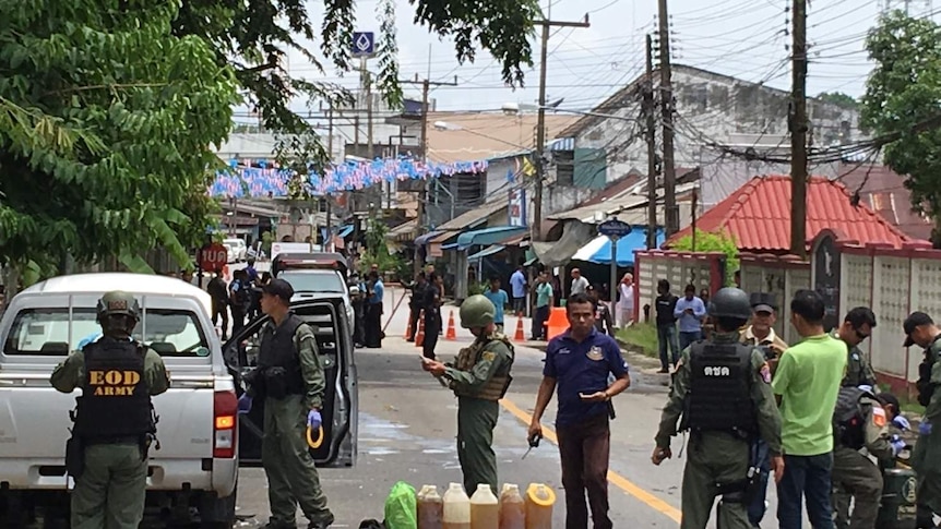 Thai police disarm a car bomb near the Malaysian border, September 2016.