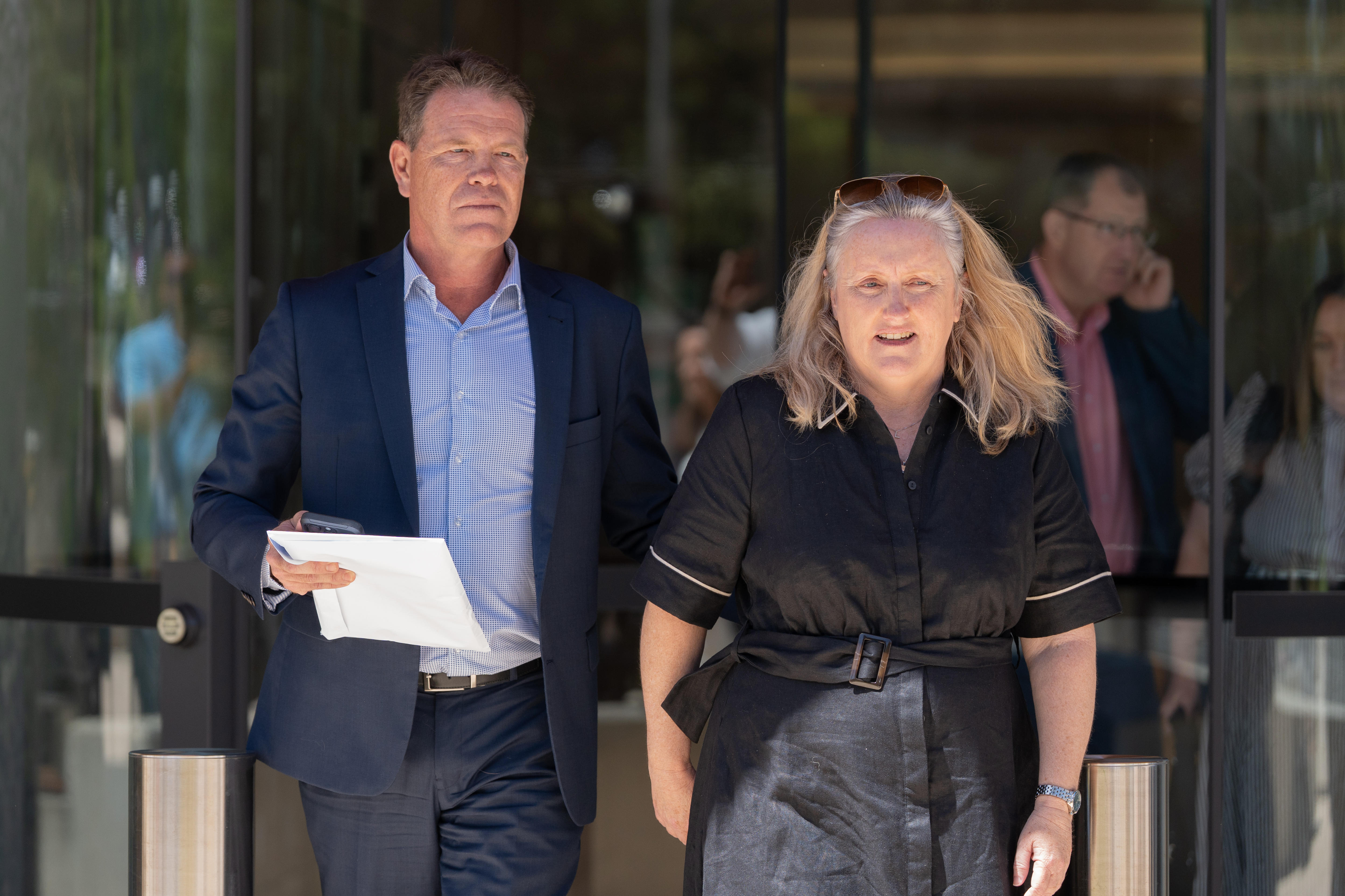 Los padres de Lily James abandonan la corte