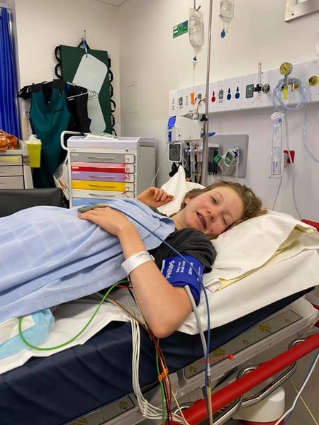 Een foto van de 13-jarige Indi Young uit Gove die in een ziekenhuisbed ligt nadat ze door een Irukandji is gestoken.