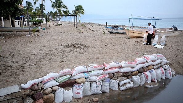 Sandbagging along Mexican coast