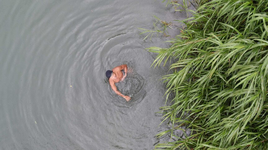 Man swims in river in New Taipei City