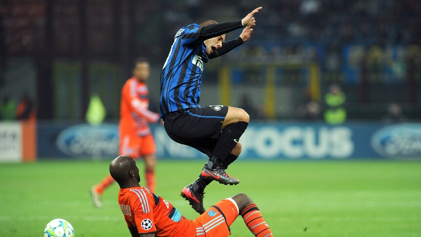 Tight contest ... Wesley Sneijder is tackled by Alou Diarra