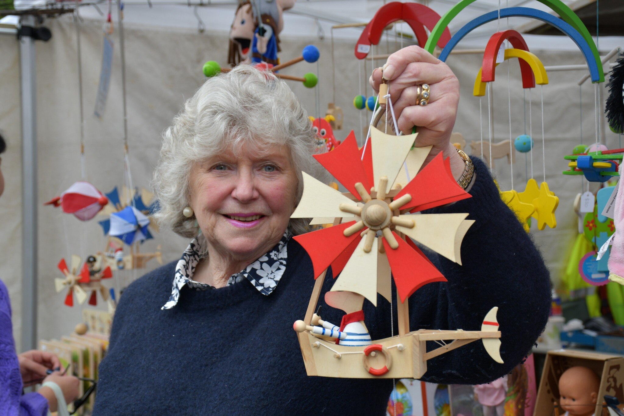 Una mujer sostiene un juguete de madera.