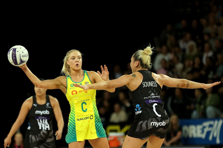 Jamie Lee Price lance un netball sur le côté autour d'un joueur qui la marque