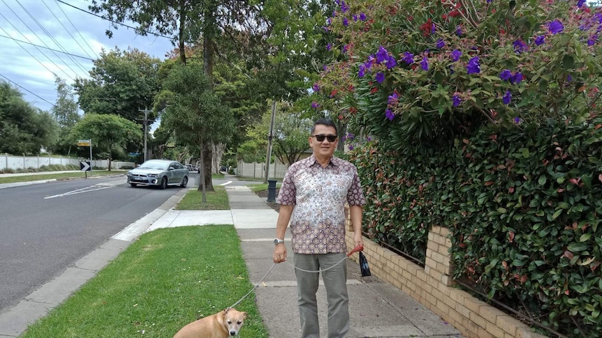Foto Sastra dengan Anjingnya