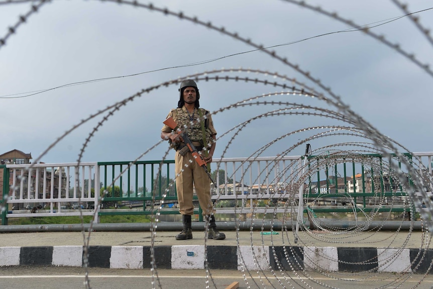自印度政府取消了查谟和克什米尔的自治地位后，斯利那加一名安全警卫进入高度警备状态。