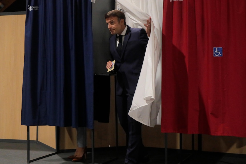 Emmanuel Macron voting