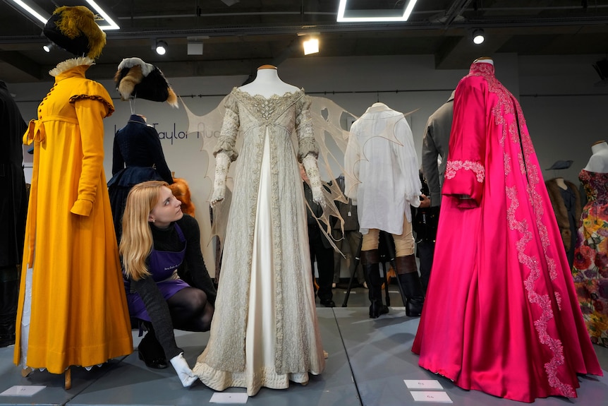 Un vestido de fiesta blanco de la época renacentista con encaje y joyas.