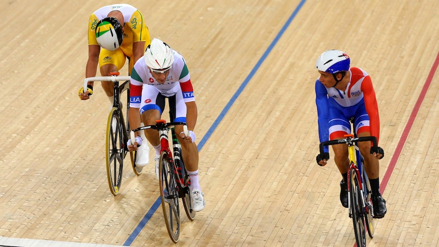 Glenn O'Shea is eliminated from the men's omnium track cycling 30km points race.