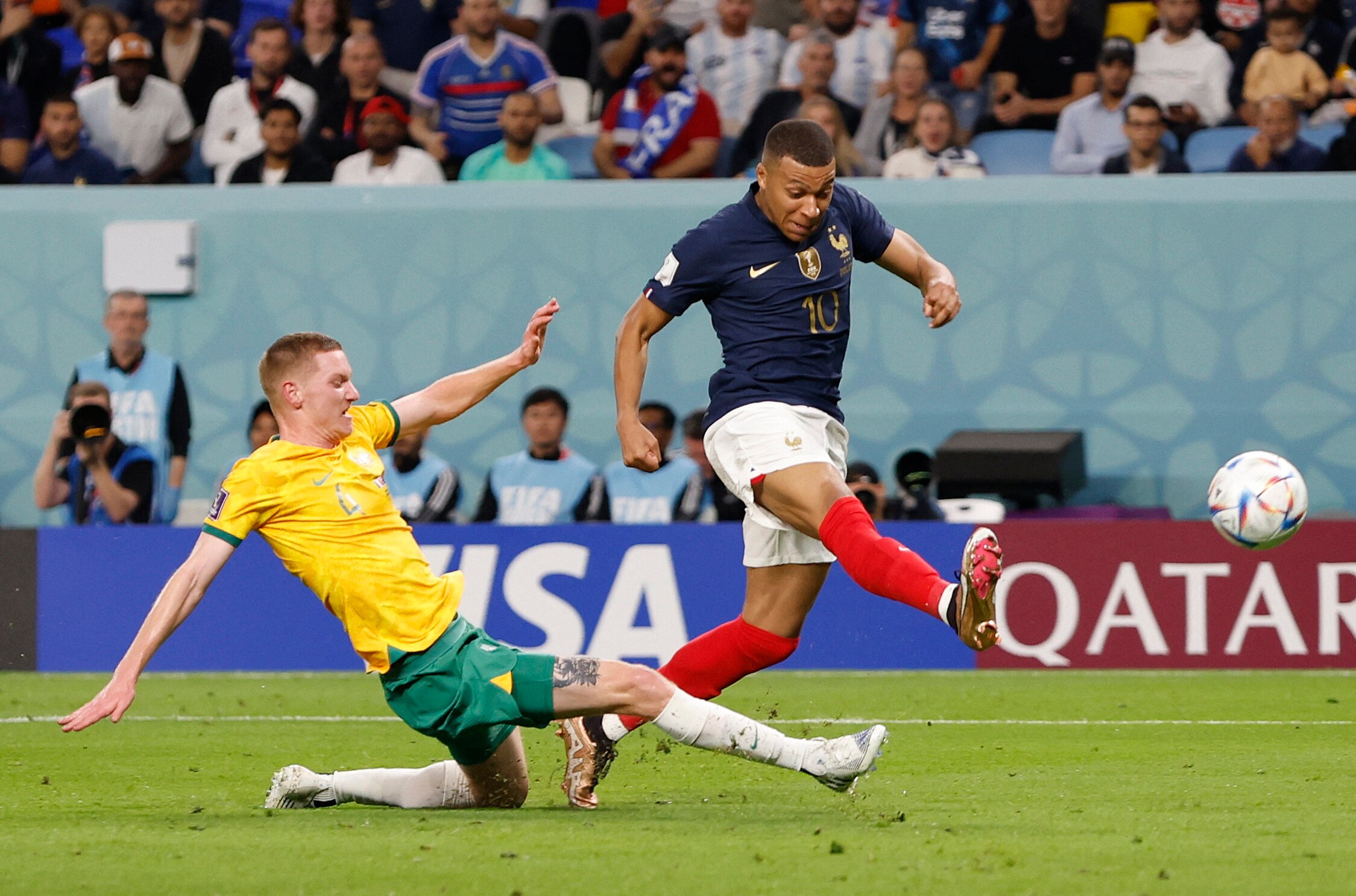 法国队的Kylian Mbappe与澳大利亚队的Kye Rowles抢球。