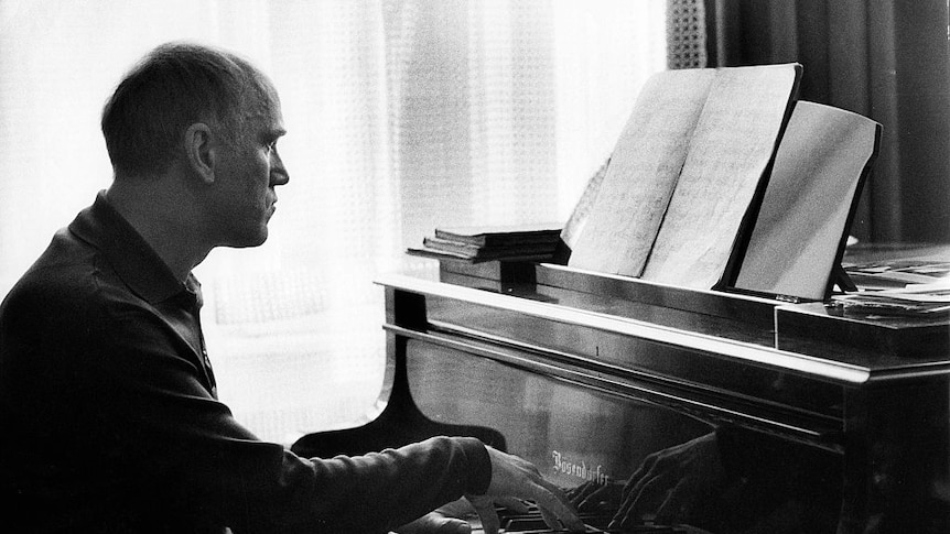 A black and white photo of pianist Sviatoslav Richter playing a grand piano in a casual setting.