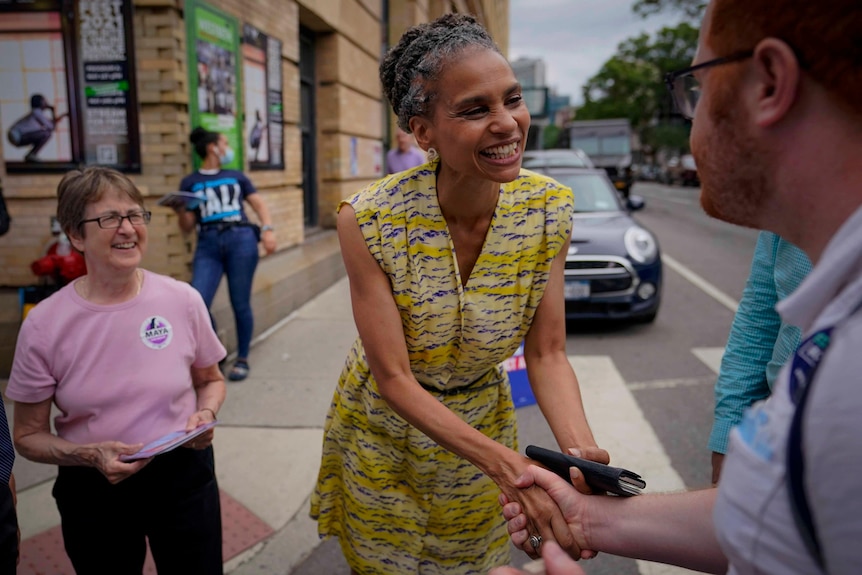 La candidata a sindaco democratica Maya Wiley, al centro, saluta gli elettori mentre la sua campagna si ferma 