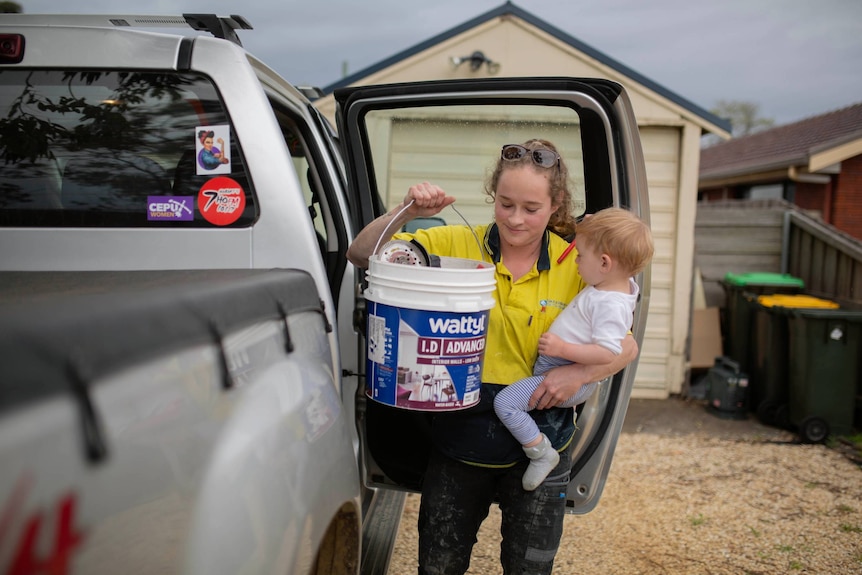 Nikki Fischer juggling son and getting work tools out of the boot