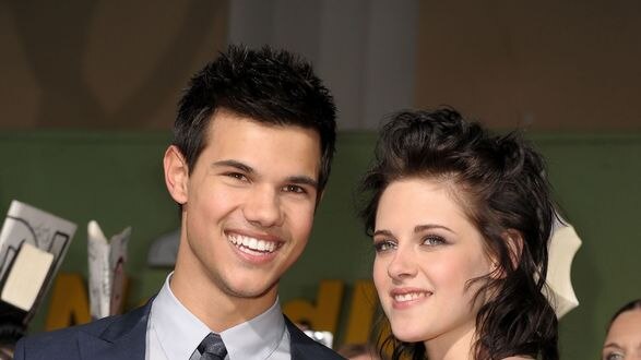 Actors Taylor Lautner (L) and Kristen Stewart arrive to the premiere of The Twilight Saga: New Moon