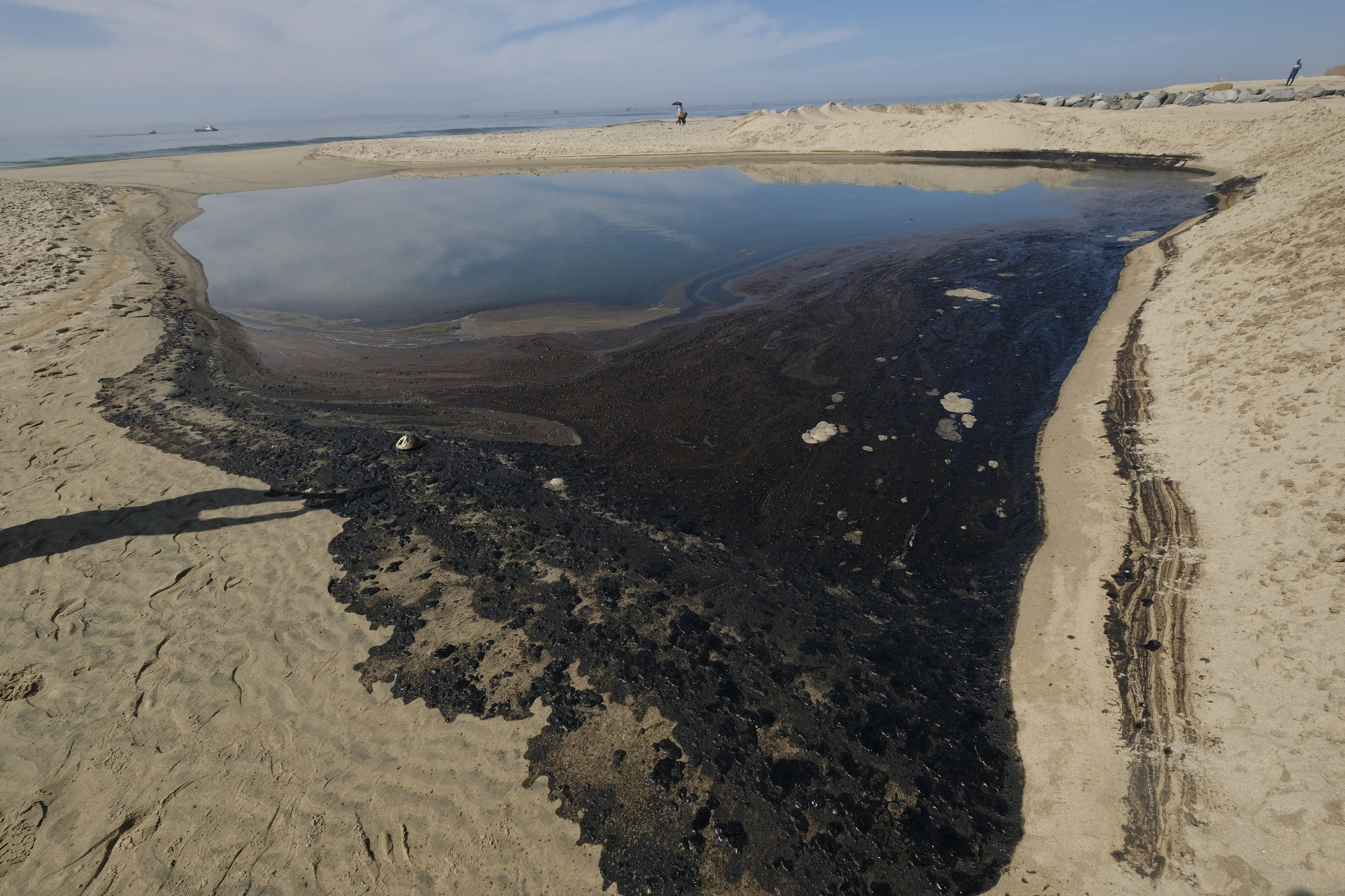 Massive oil spill off southern California coast is an 'environmental 