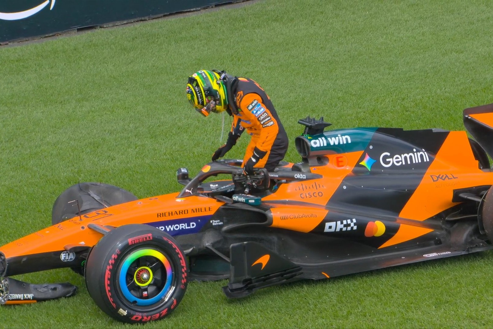 Live: Oscar Piastri crahses and is out before the Aus GP