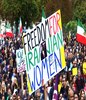 一大群人在澳大利亚抗议。主要标志上写着'伊朗妇女的自由'。