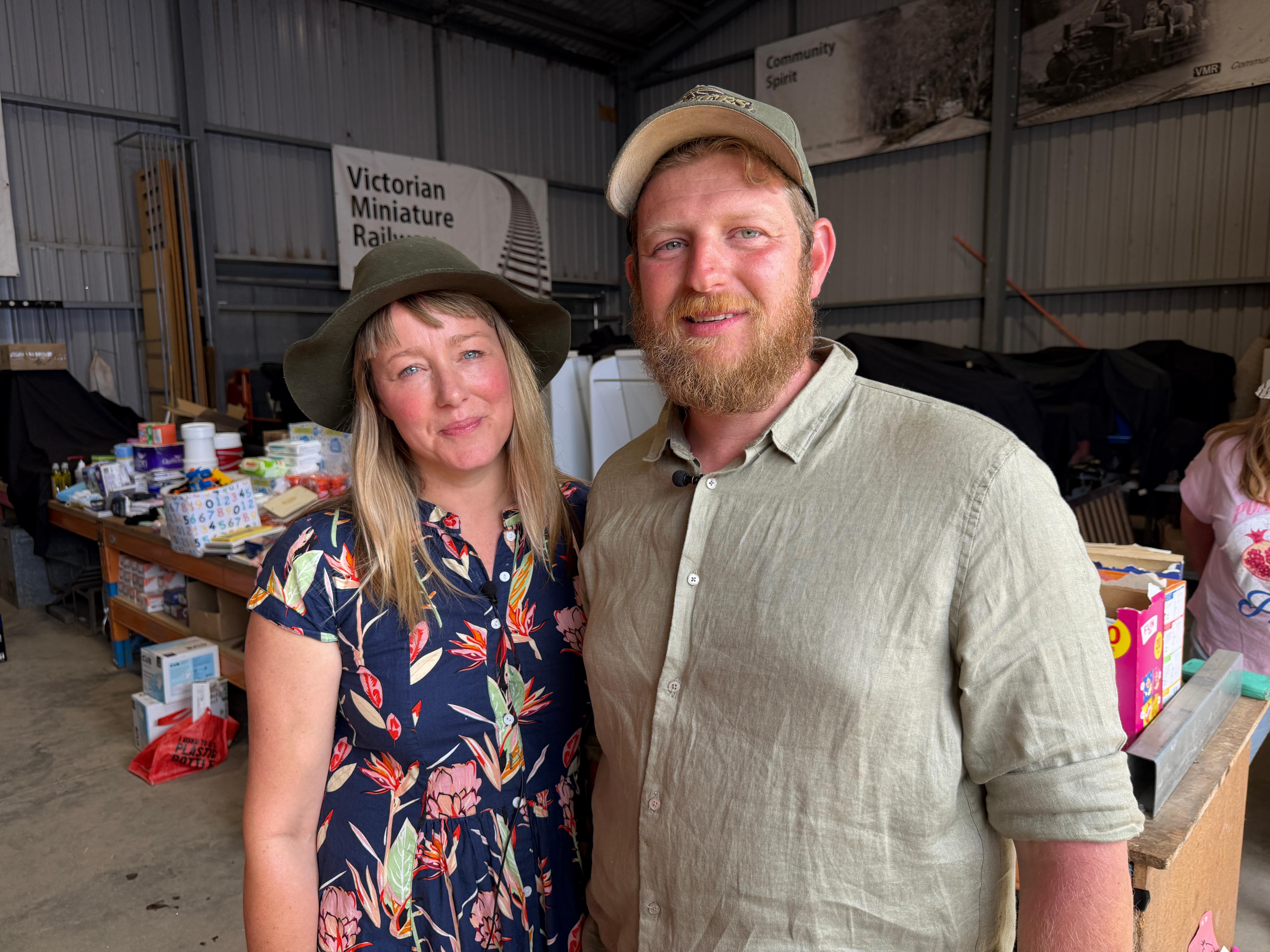Una pareja posa para una foto en un refugio contra incendios.