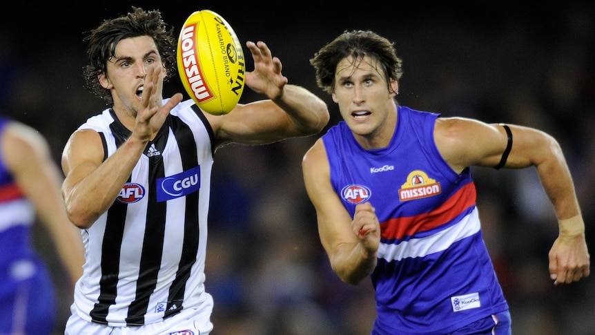 Scott Pendlebury gets his hands on the Sherrin ahead of Bulldogs gun Ryan Griffen.