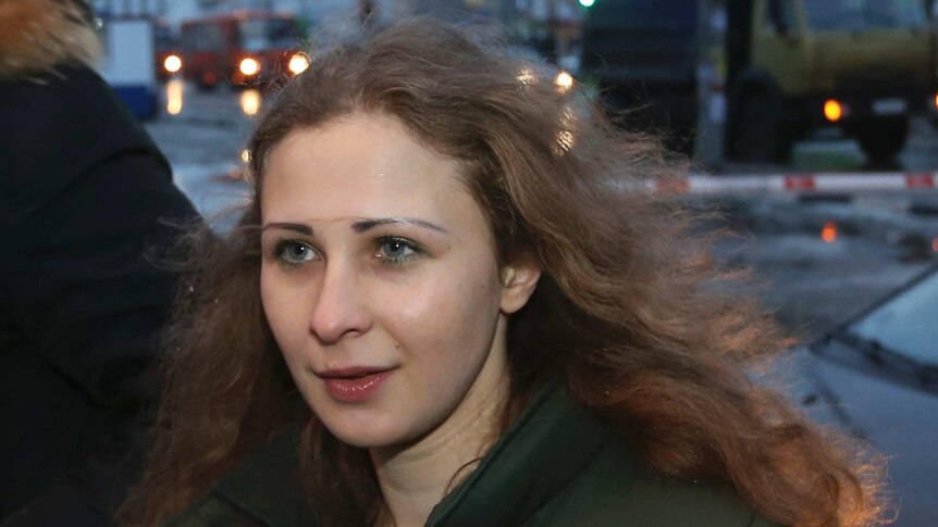 Pussy Riot member Maria Alyokhina walks free from jail