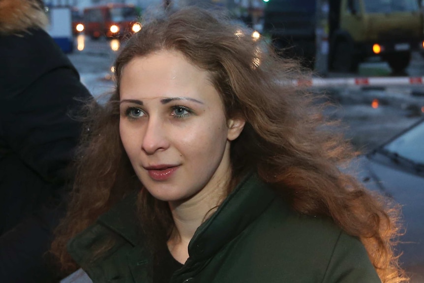 Pussy Riot member Maria Alyokhina walks free from jail