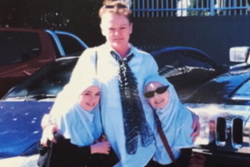 Karen, Hoda dan Zaynab sebelum mereka meninggalkan Australia.