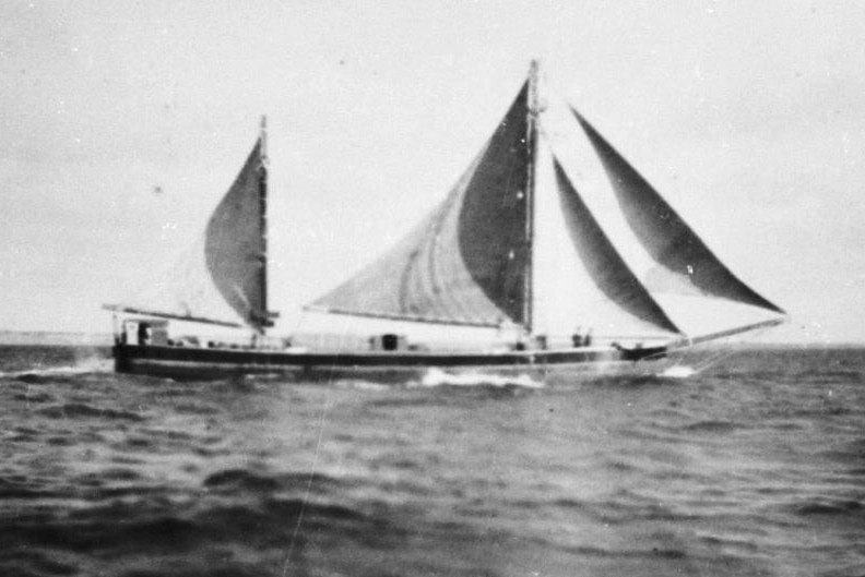 A black and white photo of the sailing ketch Amphibious circa 1906.