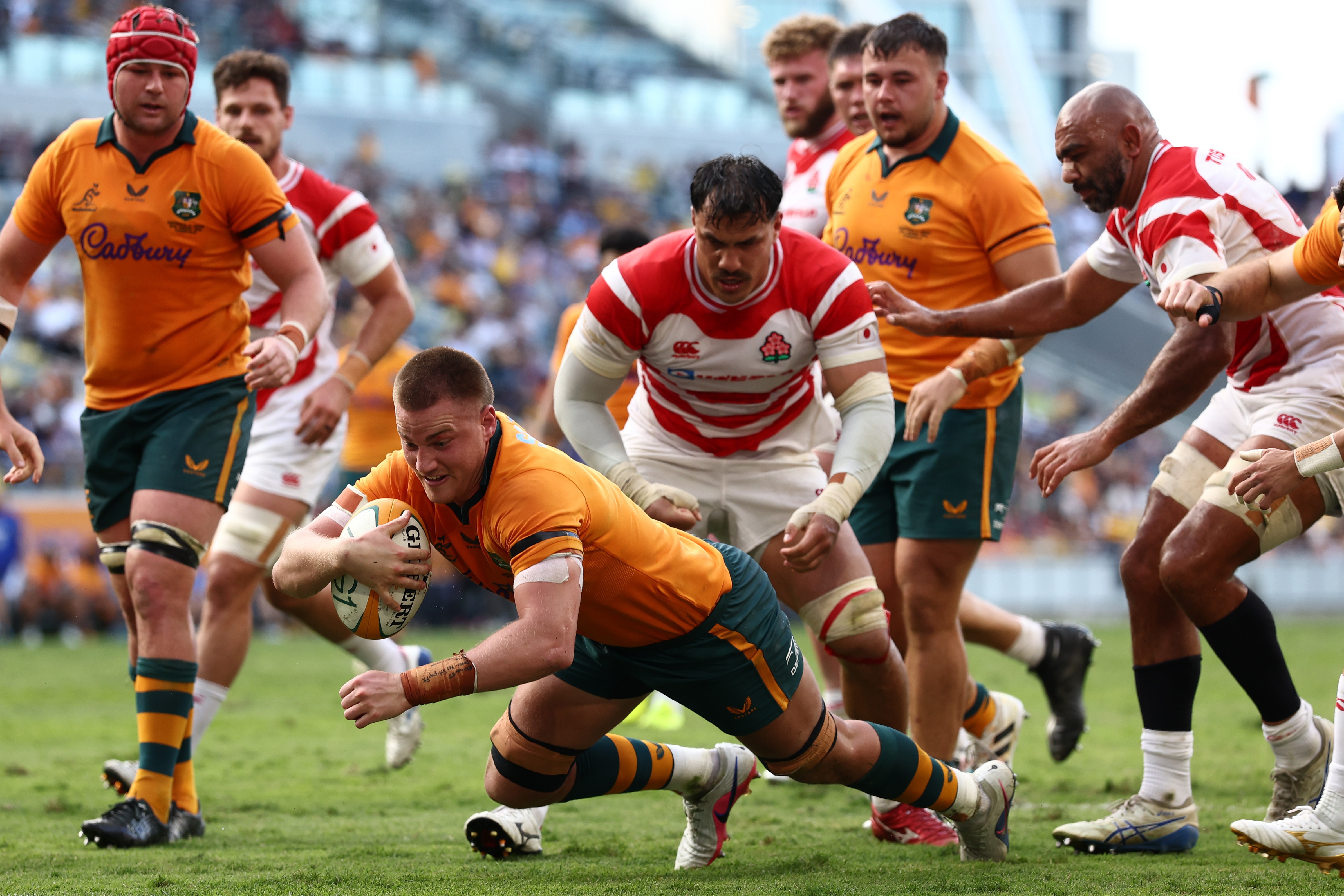 Charlie Cale scoring a try for the Wallabies.