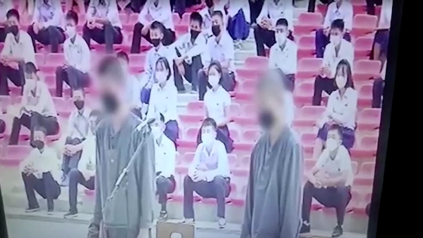 На видеозаписи видно, как власти Северной Кореи приговорили двух подростков к каторжным работам за просмотр музыки K-pop.
