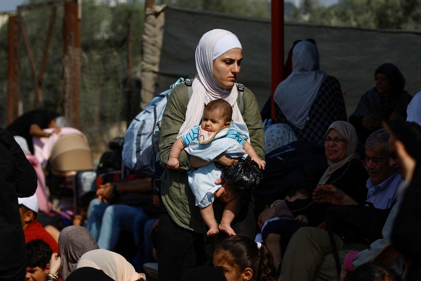 抱着孩子的巴勒斯坦妇女