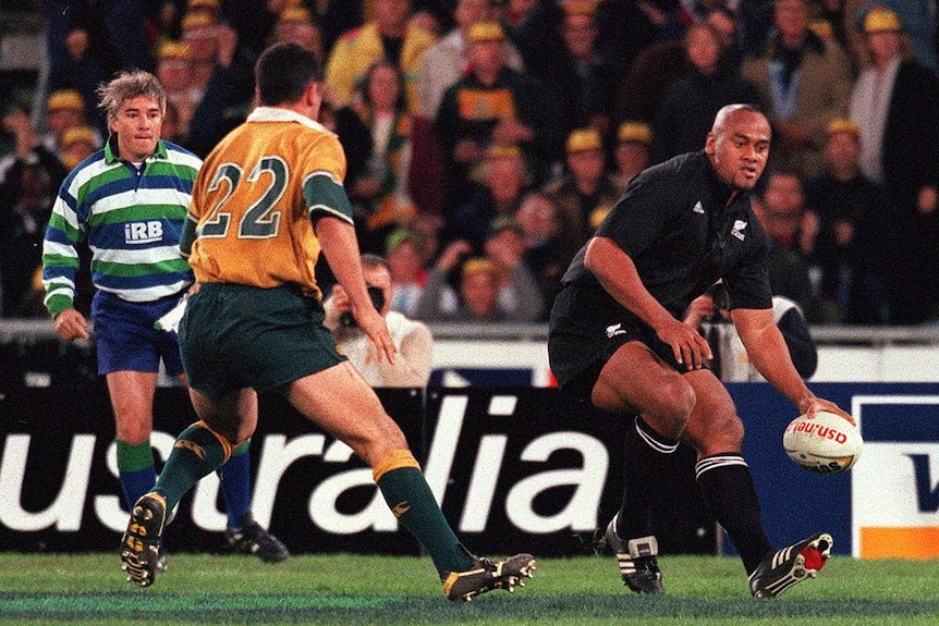 Jonah Lomu scores the winning try against Australia in 2000