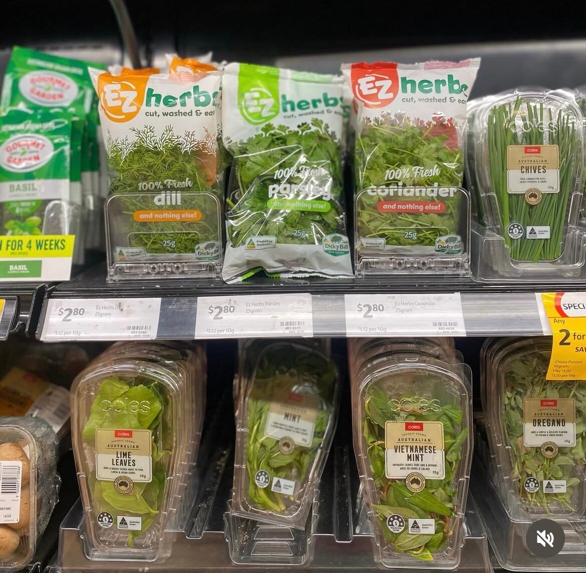 Paquetes de hierbas en el lineal del supermercado.