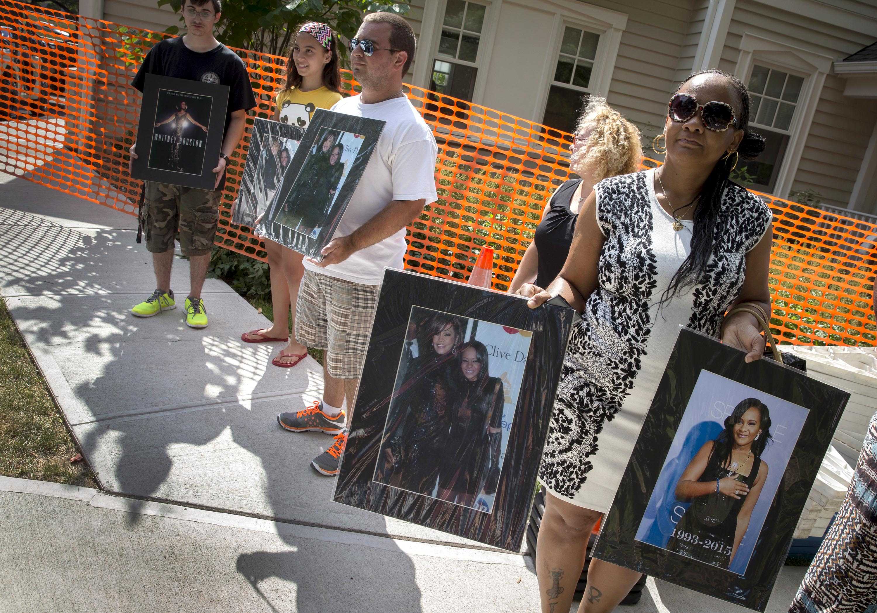 Bobbi Kristina Brown buried alongside mother Whitney Houston as fans(02)