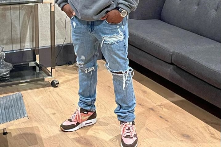 A photo of Kevin Hart wearing his custom pink shoes.