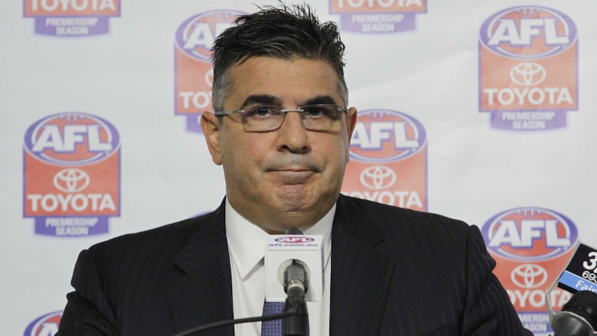 El director ejecutivo de AFL, Andrew Demetriou, anuncia su renuncia en una conferencia de prensa en Melbourne el lunes 3 de marzo de 2014.