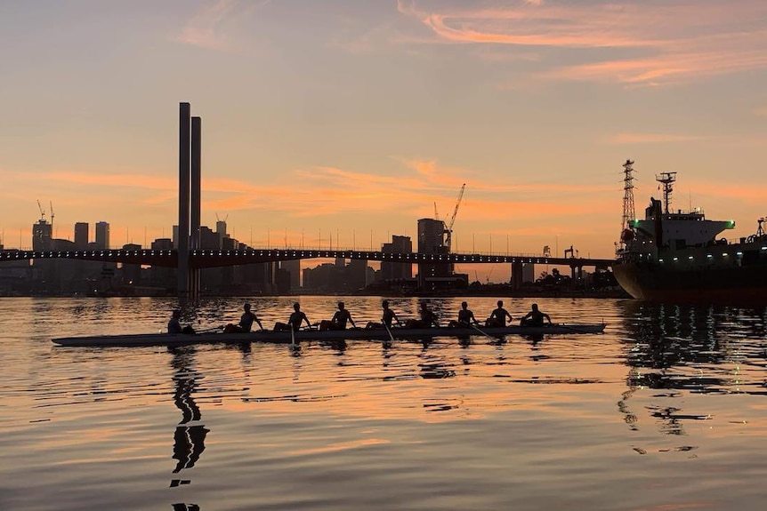 An evening photo of rowers along the Yarra River in Melbounre 