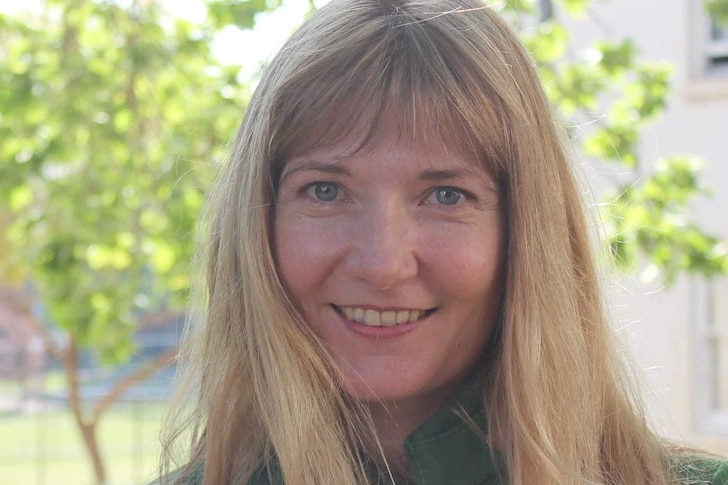 une femme aux cheveux longs souriante