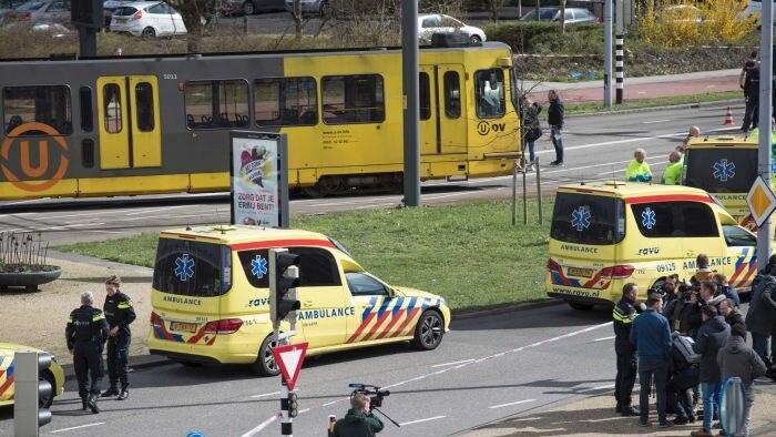 ambulan di lokasi penembakan di dalam trem di Utrecht