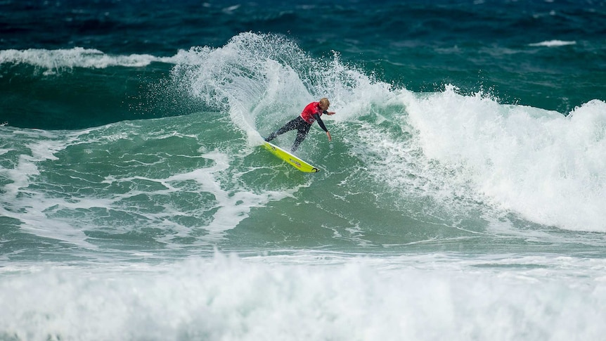 Mick Fanning advances to Bells Beach quarter-finals