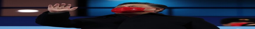 习近平戴着印有北京奥运会标志的红色口罩挥手