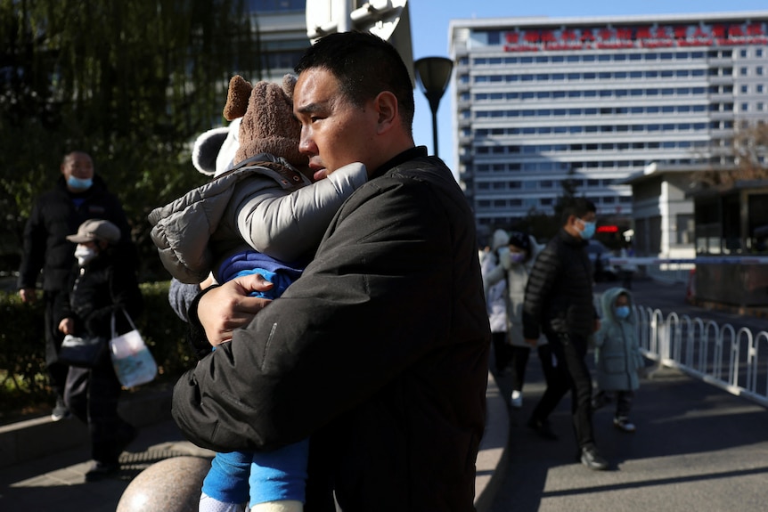 据报，在中国首都北京和辽宁等多地儿童医院人满为患。