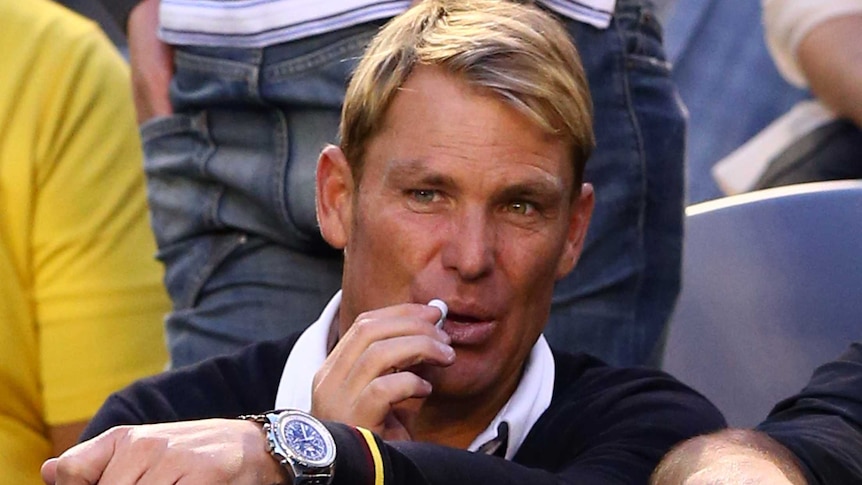 Warnie keeps chapped lips away at Open