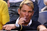 Warnie keeps chapped lips away at Open