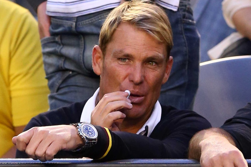 Warnie keeps chapped lips away at Open