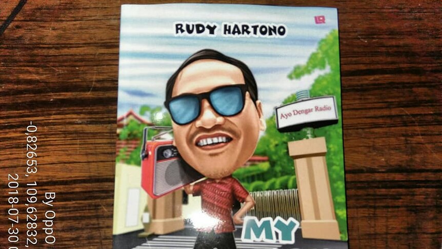 Buku My Radio My Life berisi pengalaman Rudy Hartono mendengarkan radio luar negeri.