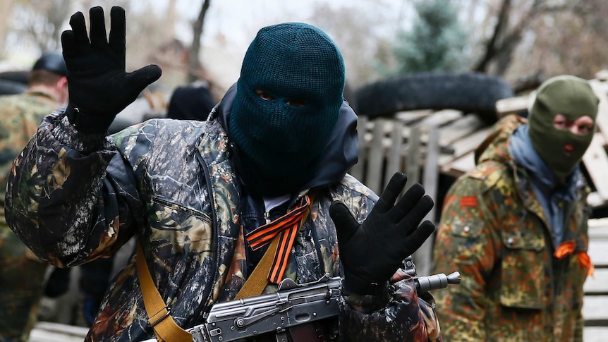 Armed man occupies street in Slaviansk