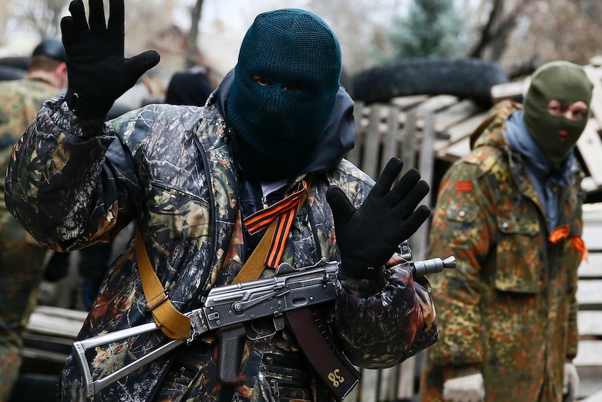 Armed man occupies street in Slaviansk