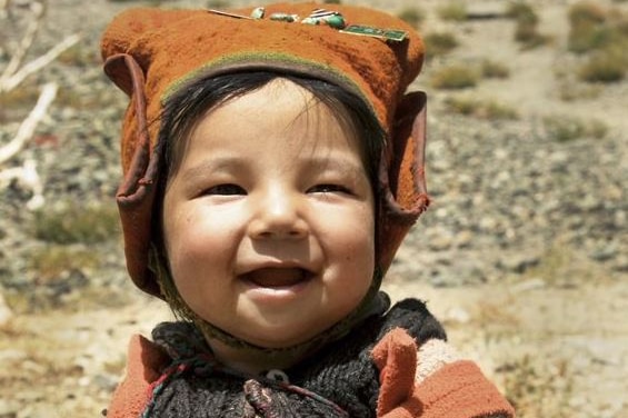 A child is sitting on the ground.