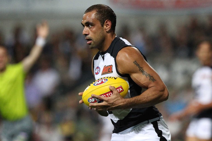 Blues' Chris Yarran runs with the ball during an AFL game.