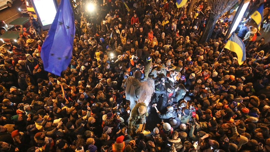 Ukraine protesters fell Lenin statue